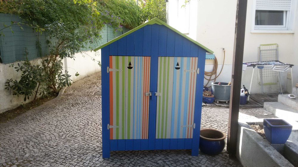 Armário para criança pintado à mão