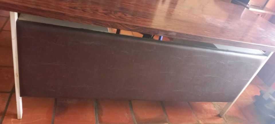 Secretária em metal forrada a pele à frente e dos lados