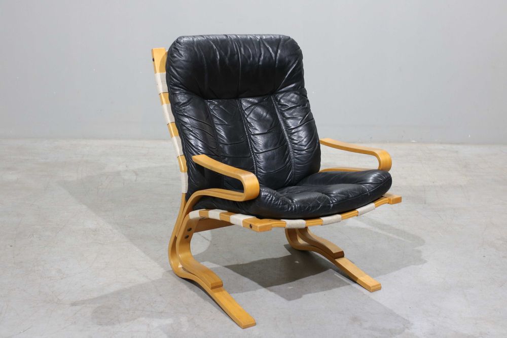 Poltrona Oddvin Rykken em faia e couro
