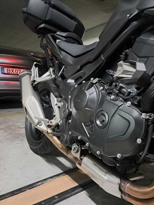 CB750 Hornet 2024 cinzenta metalizada, 92hp, quick shifter up/down, garantia até junho 2029.