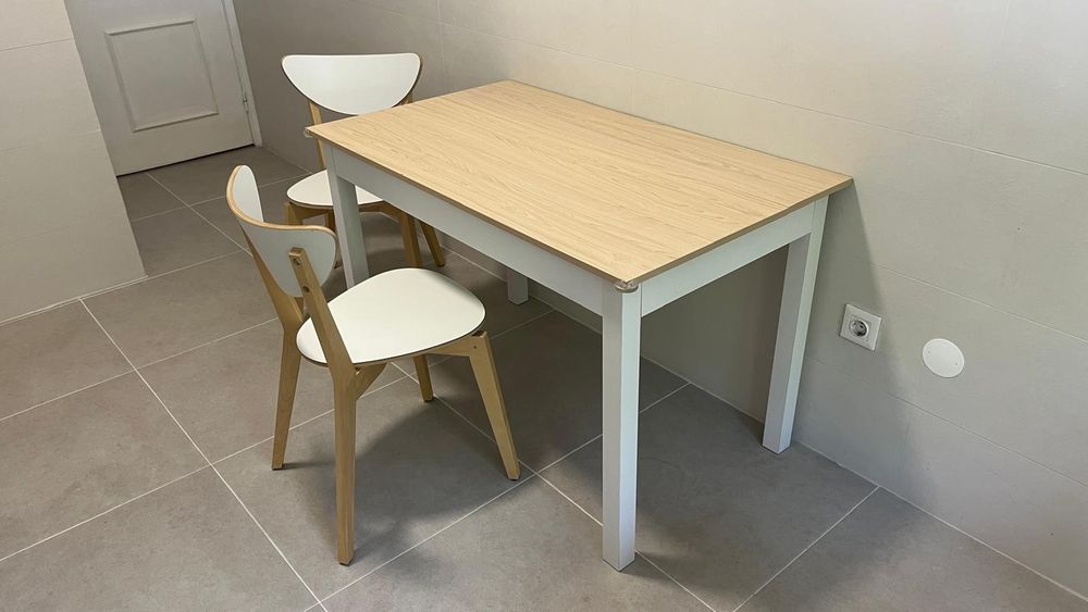 Mesa de jantar + 2 cadeiras
