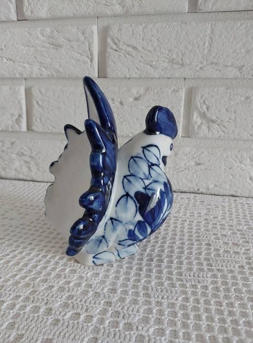 Ceramiczna figurka ręcznie malowana.