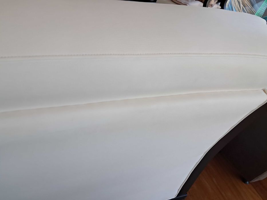 Sofa em pele branca com braços de madeira em muito bom estado, para desocupar