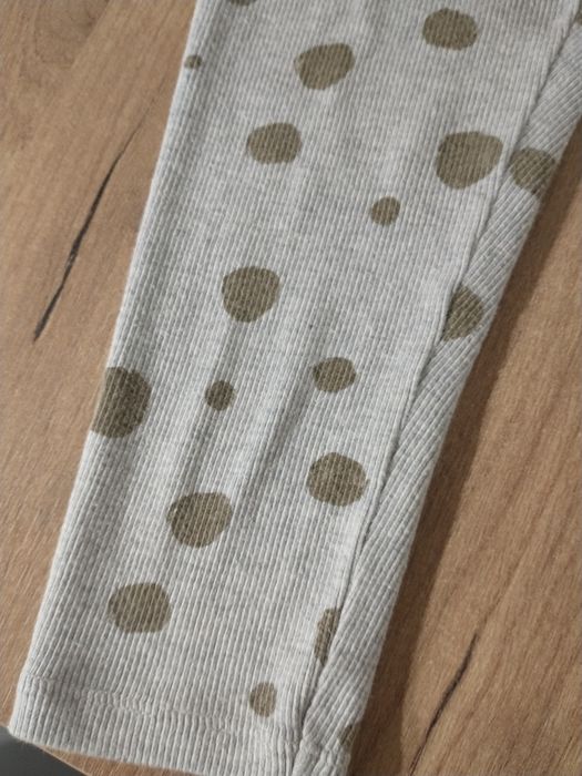Szare prążkowane spodnie legginsy dla dziewczynki rozm 98