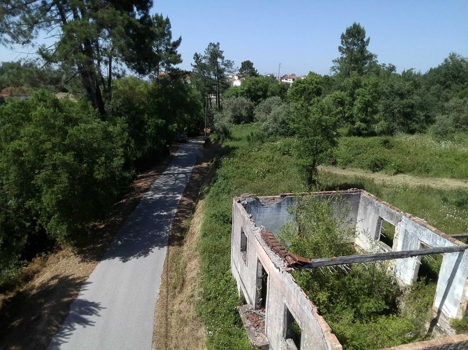 Casa antiga em ruinas para recuperar com frente de estrada