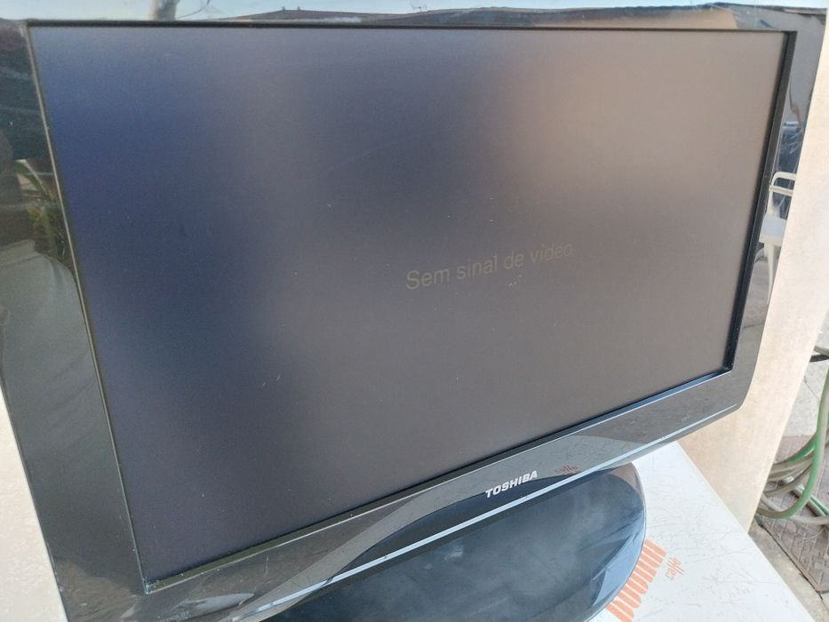 Tv lcd pequena impecavel