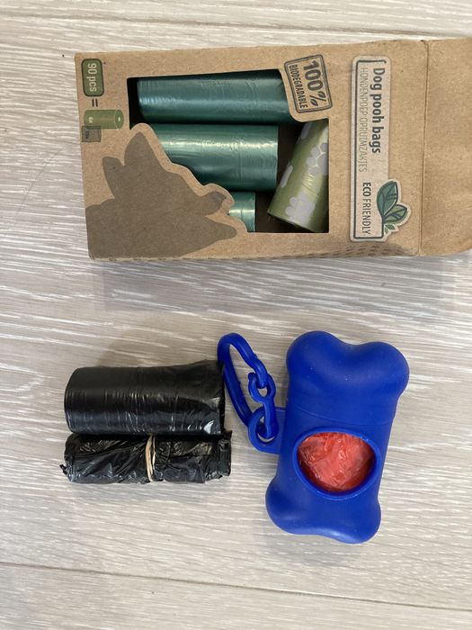 Pojemnik i woreczki na psie kupki dużo