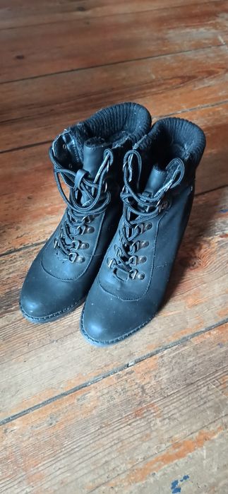 Czarne buty wiązane na wysokim obcasie