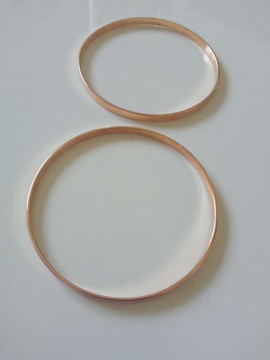 2 szt bransoletek gładkie płaskie w kolorze złotym śred. około 7cm