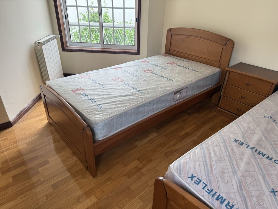 Conjunto de Quarto em Madeira Maciça