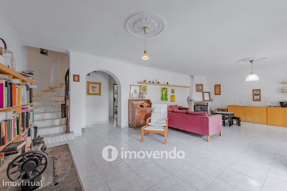 Moradia T4, com áreas amplas e jardim, em Faro