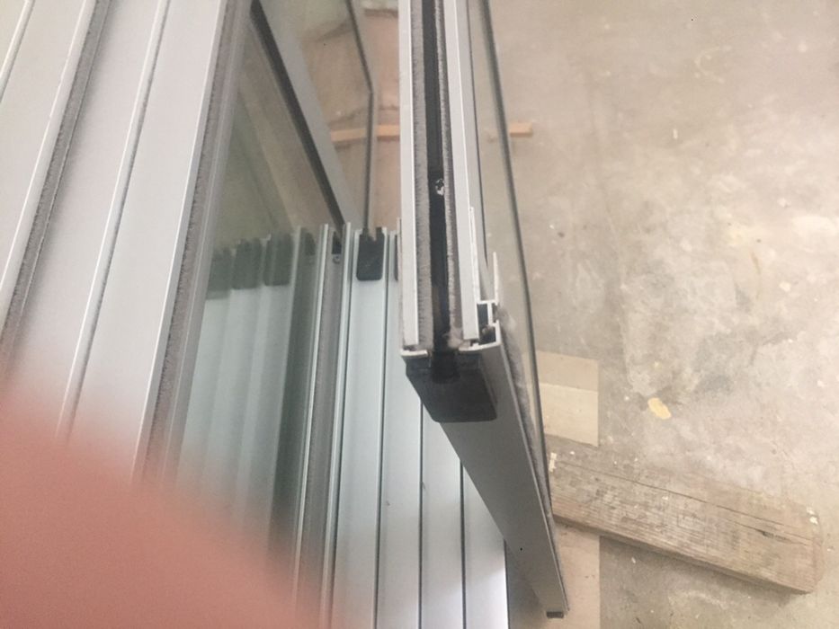 Janelas de correr em vidro duplo, com aros e Janelas novas.
