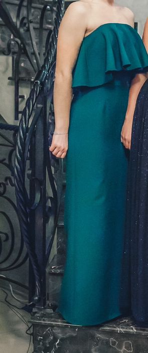 Dluga gorsetowa sukienka z falbanka