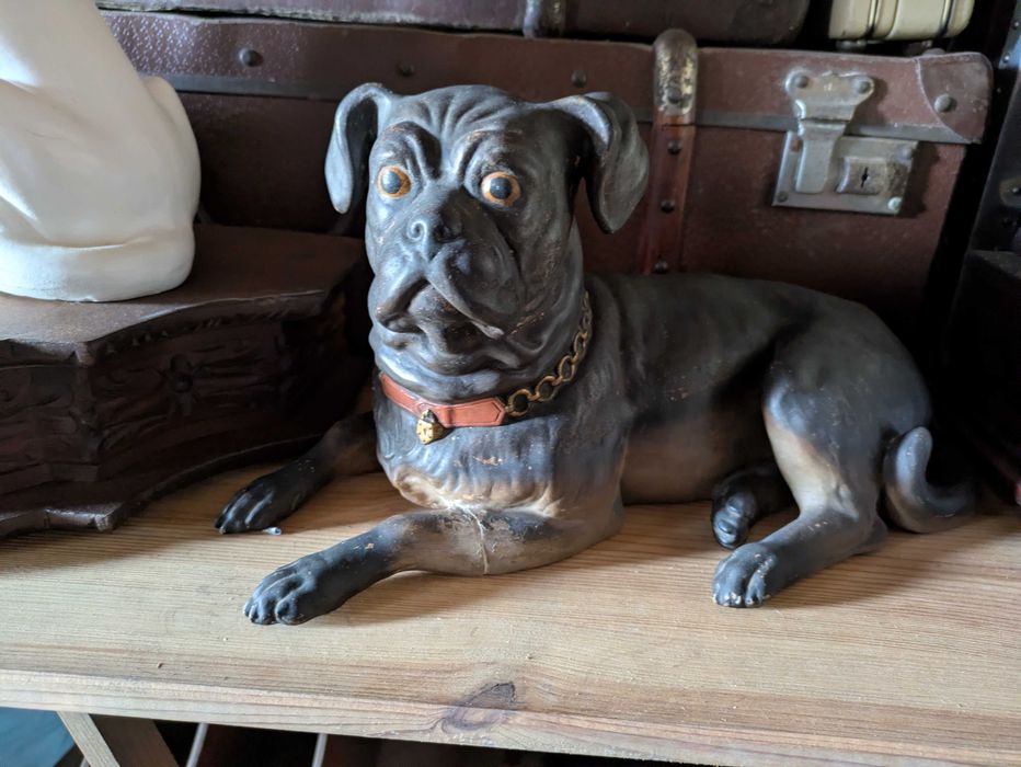 Cão de louça antigo