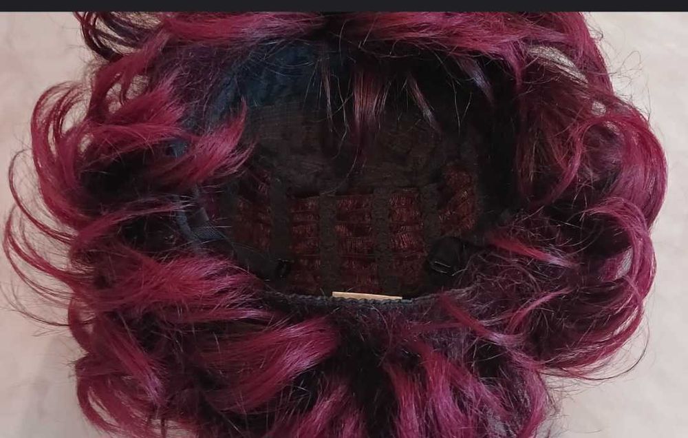 Перука бардоого кольору