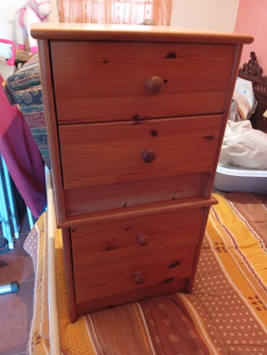 Mobília de quarto (cama, estrado, colchão e 2 mesinhas de cabeceira