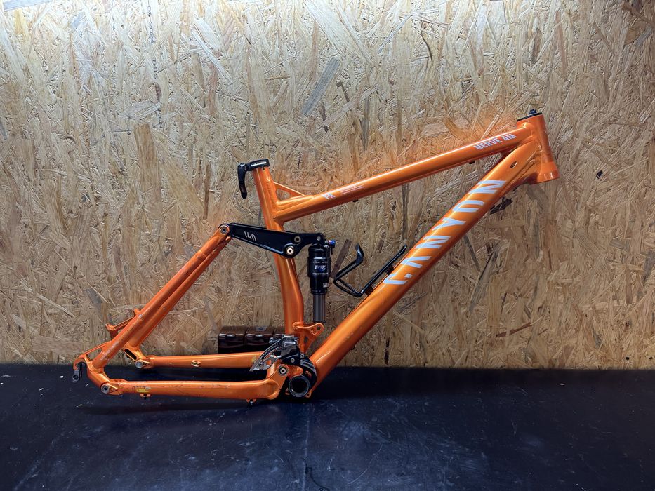 Rama full Canyon Nerve am 140mm 26/27.5 9x135 z damperem
