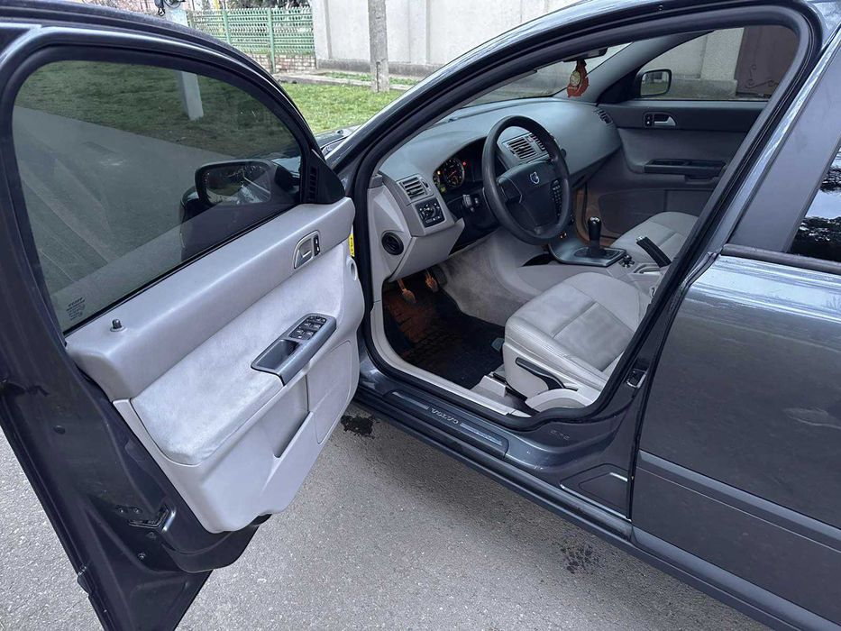 Volvo S40 в отличном состоянии (1,6 бензин, 2006 год)