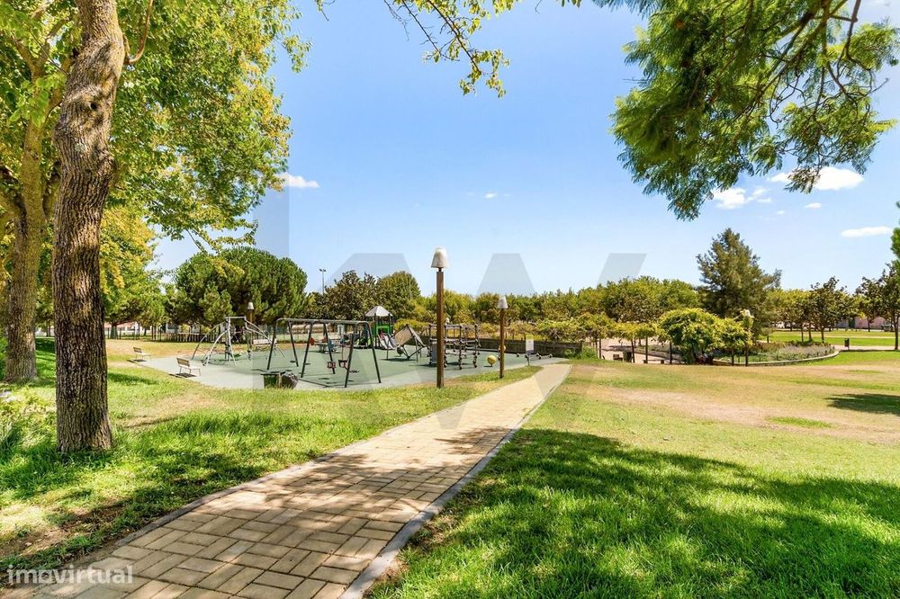 Prédio para Obras no Campo das Amoreiras, em Santa Clara – Lisboa