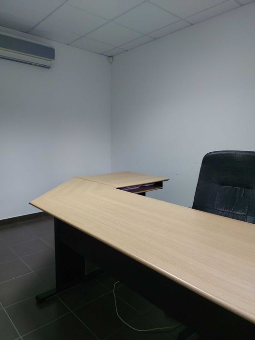 Secretária Metálica em L - Acabamento Madeira