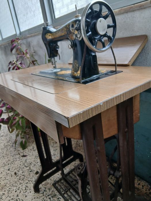 Máquina de costura Singer antiga.