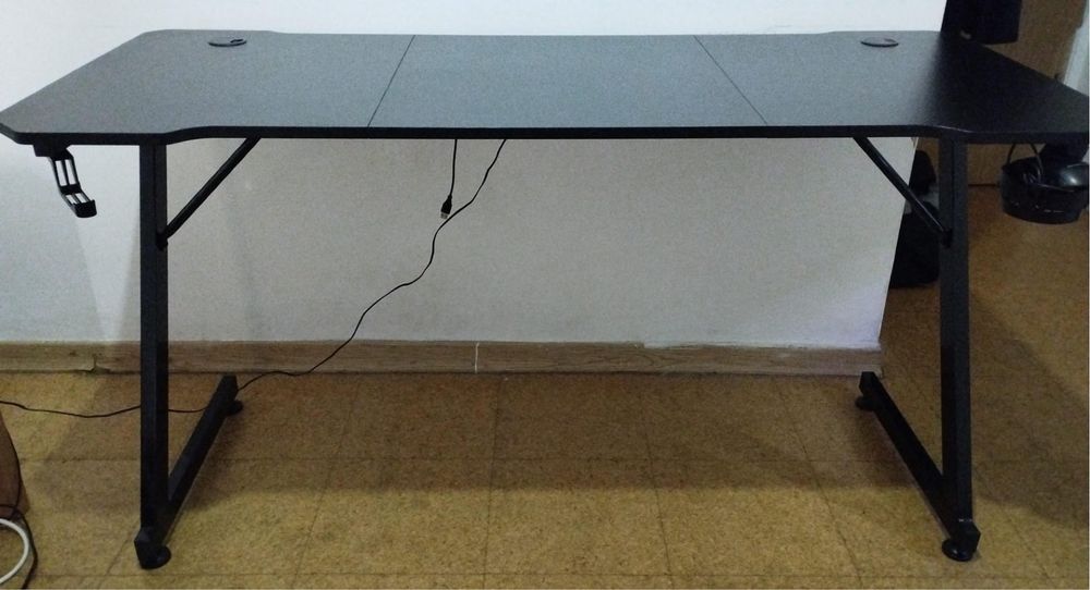 Mesa gaming preta