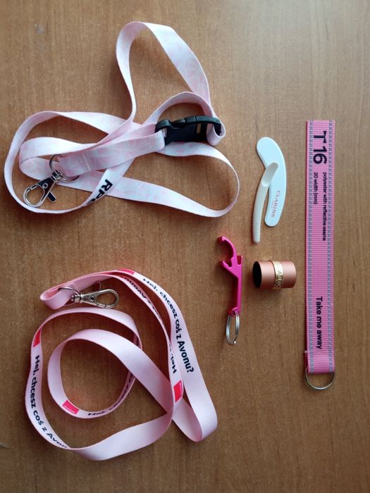 Gadżety smycze otwieracz szpatułki nasadka flakonika