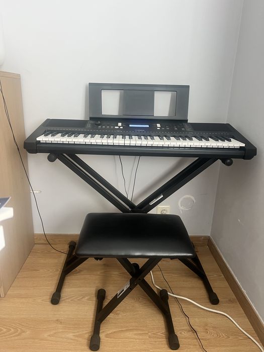 Yamaha PSR-E373 + suporte — 180 €  Teclado Yamaha PSR-E373 de 61 teclas, em bom estado e totalmente funcional. Inclui suporte com banco