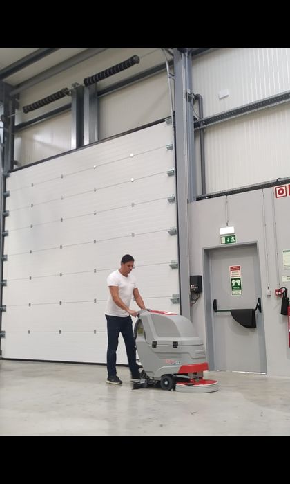 Limpeza de garagens com lavadora - aspiradora de pavimentos