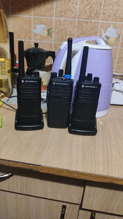 Продам срочно 3 рації ціна за три радіус 7 кілометрів