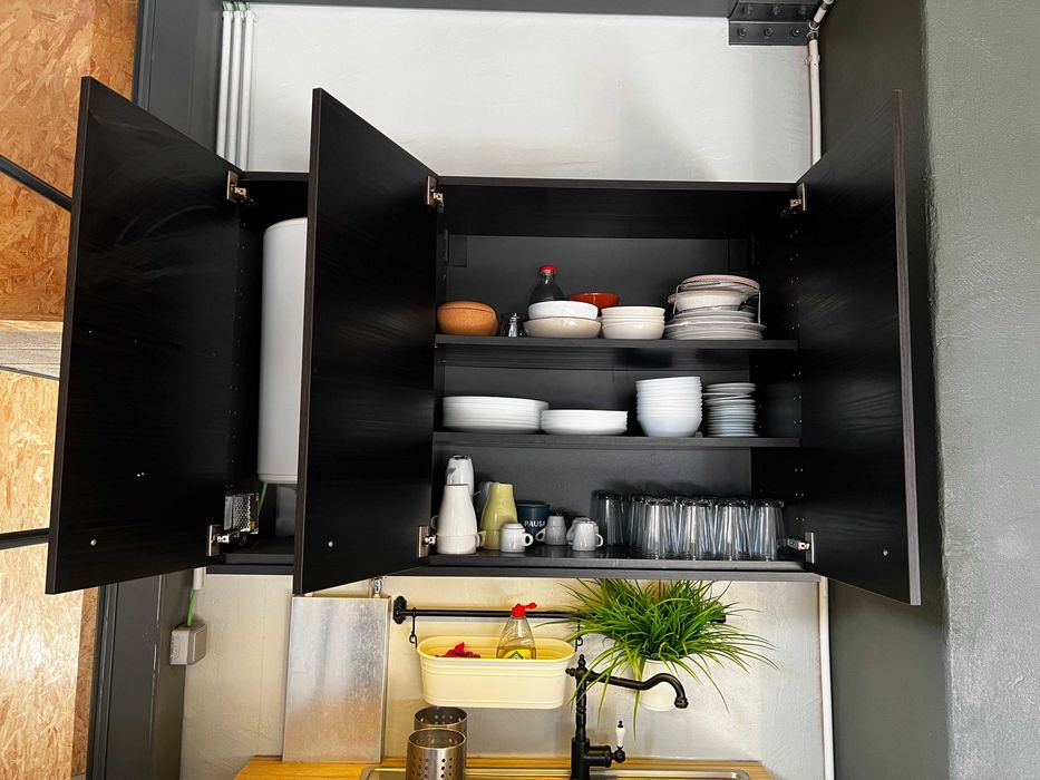 Kitchenette completa com armários, lava-loiça e bancada