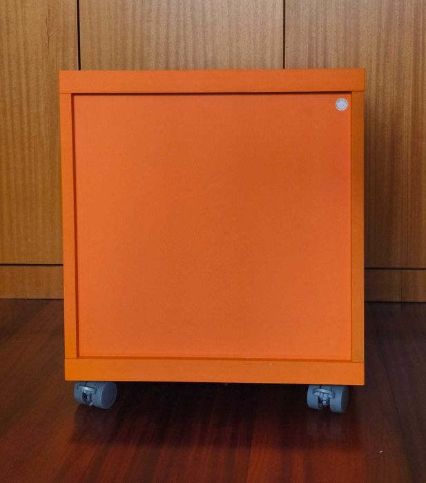 Mobiliário de quarto cor de laranja