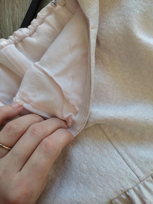 Sukienka z odkrytymi ramionami