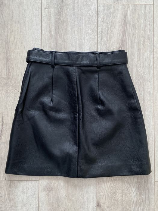 H&M – czarna spódniczka (mini) z ekoskóry z wysokim stanem i paskiem