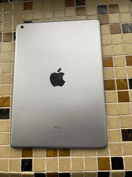 Продам Apple iPad 6 2018 (128 Gb)