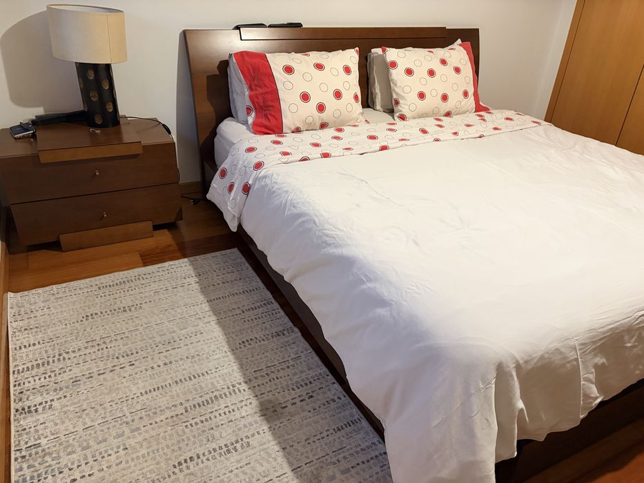 Cama de casal + mesas de cabeceira + camiseiro