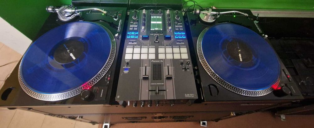 2x Gramofony, 4x Vinyl-e Timecode- 2 Serato i 2 rekordbox, 2x Case