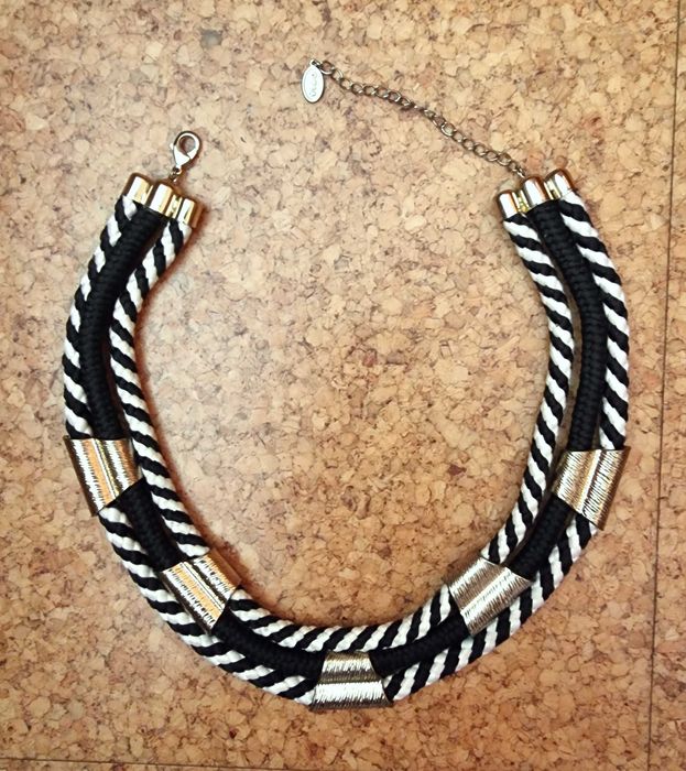 Colar preto, branco e dourado