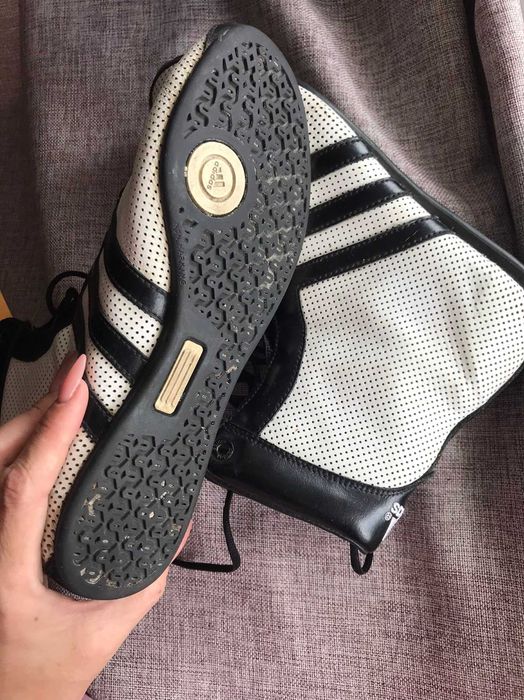 Винтажные кроссовки Adidas 2000-х годов в стиле боксёрской обуви.