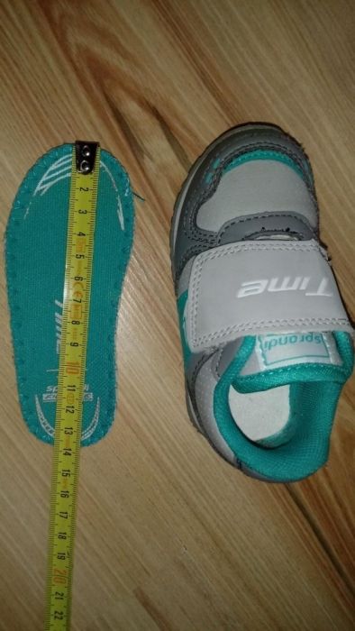 Adidaski roz. 22
