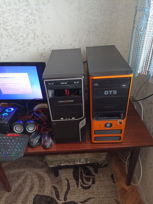 Монітор плюс системні блоки  плюс мишки  і колонки  і клавіатура