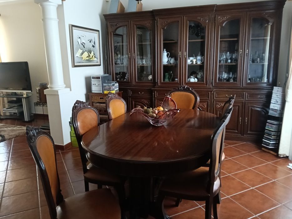 Mobilia de Jantar, cristaleira, mesa e 8 cadeiras