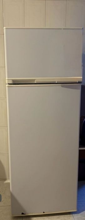 Frigorífico com congelador potente de