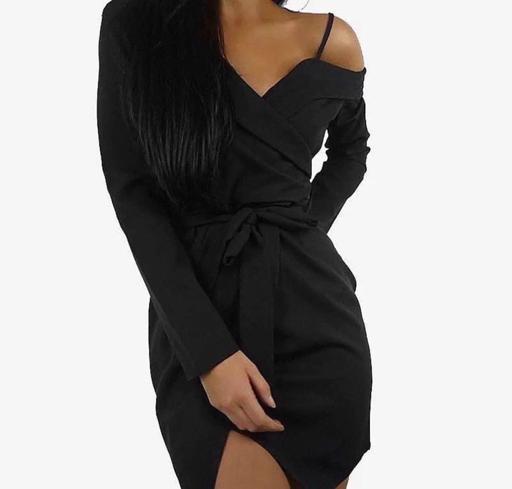 Платье с открытым плечом