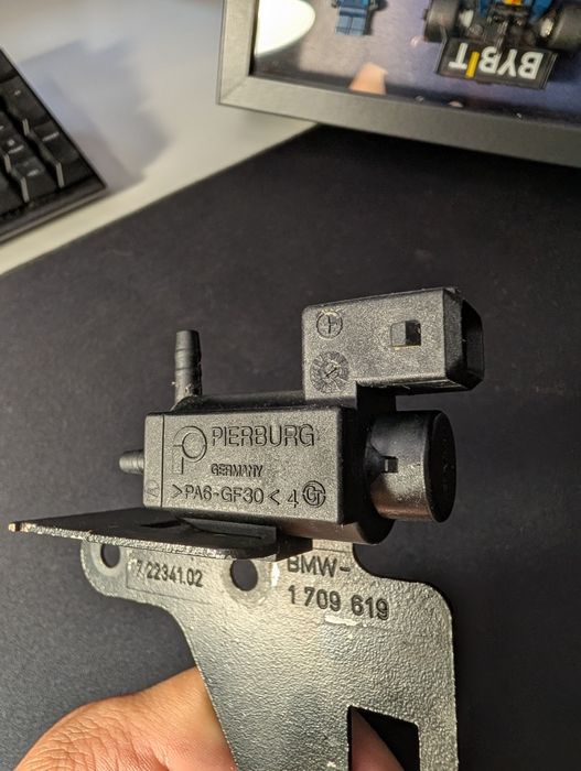 Válvula Solenoide de Vácuo BMW 709 619 Pierburg 7.22341.02