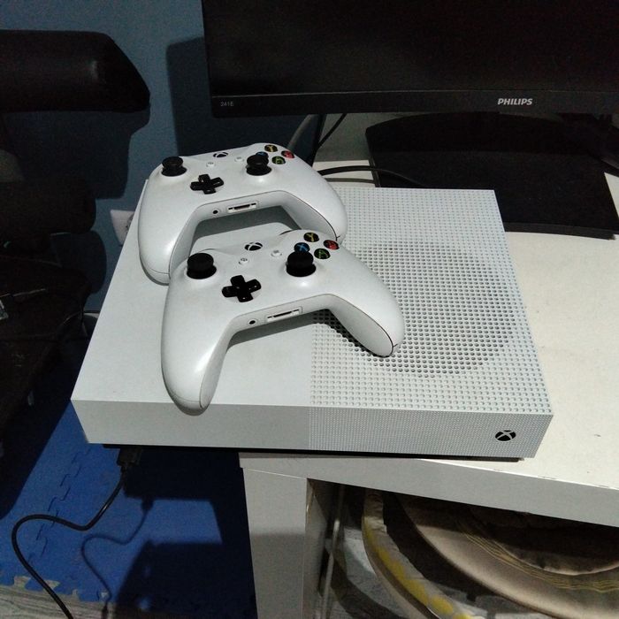 Xbox One s em perfeito estado com 2 controles