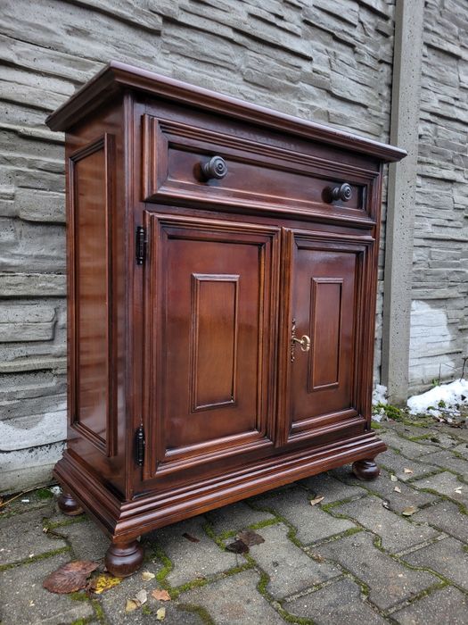 Zgrabna włoska komoda.