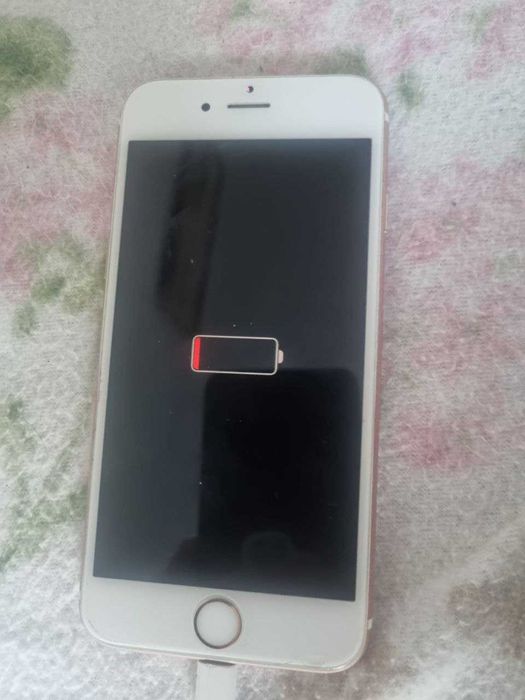 телефон Apple iPhone 6S (A1688) слабка батарея на запчастини