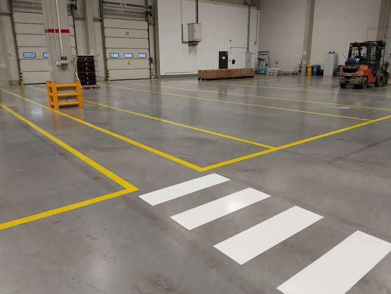Oznakowanie parkingu garażu malowanie pasów znaków piktogramy bhp