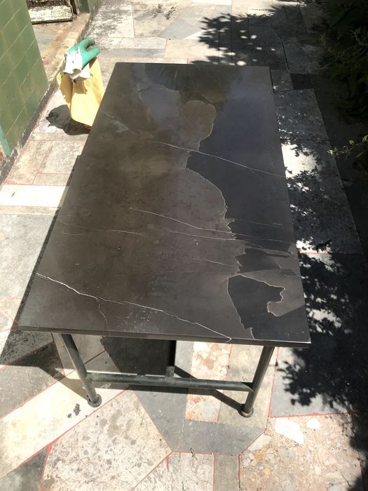 Mesa de café com tampo de mármore